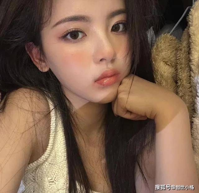 长发杨超越穿白色吊带露脐装秀曼妙身材! 雪肤玉貌太性感撩人