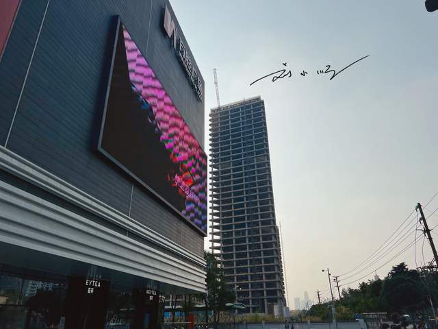 照理来说,"万胜广场"的地理位置这么优越,地铁站的人流量也特别大