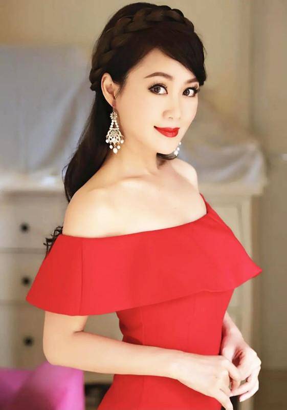 梁小冰 “蝴蝶女神”梁小冰不显老，穿条纹连衣裙好美，老公陪护超温馨