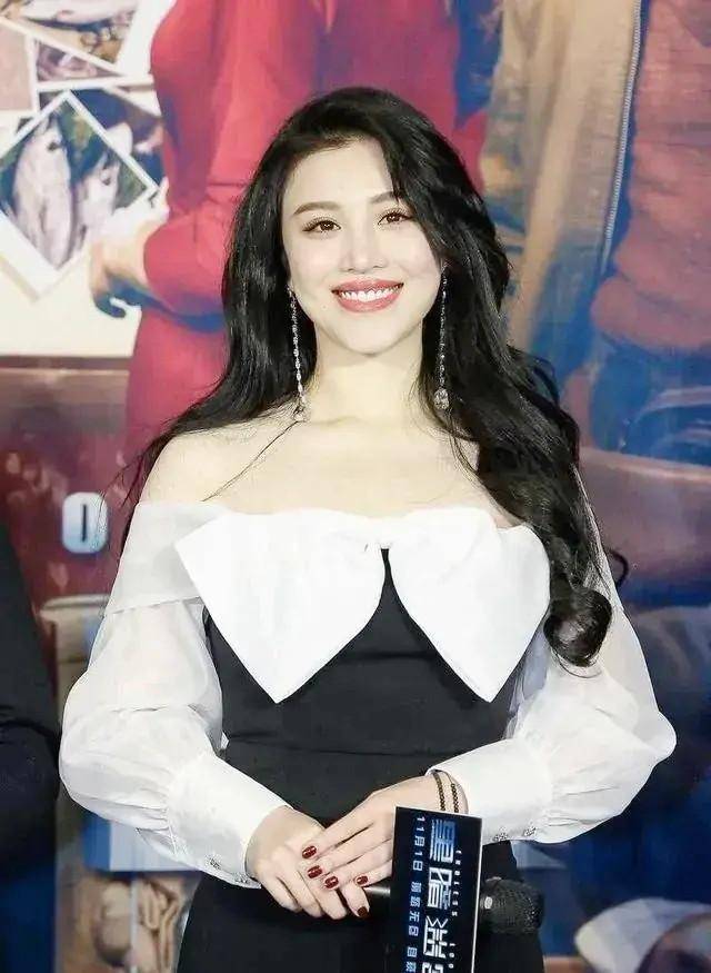 三七 葛天衣品“飙升”穿黑白一字肩礼服秀身材,“三七”搭配成经典