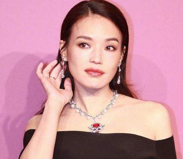 方脸别再追求“瓜子脸”了，这几位明星告诉你，方脸也能美丽大气