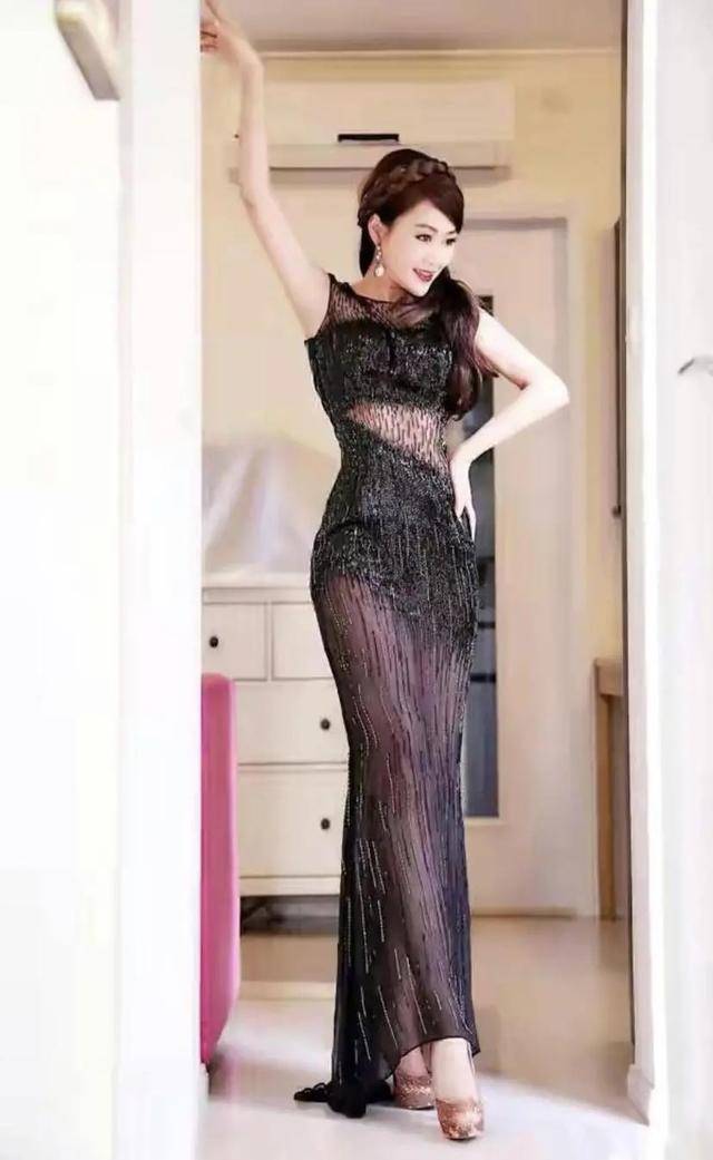 梁小冰 “蝴蝶女神”梁小冰不显老，穿条纹连衣裙好美，老公陪护超温馨