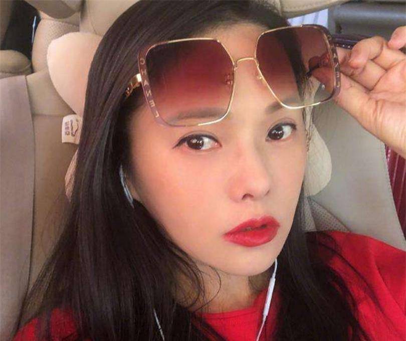 女神伊能静直播少女感依旧，52岁已经是2个孩子的妈，网友：不老女神