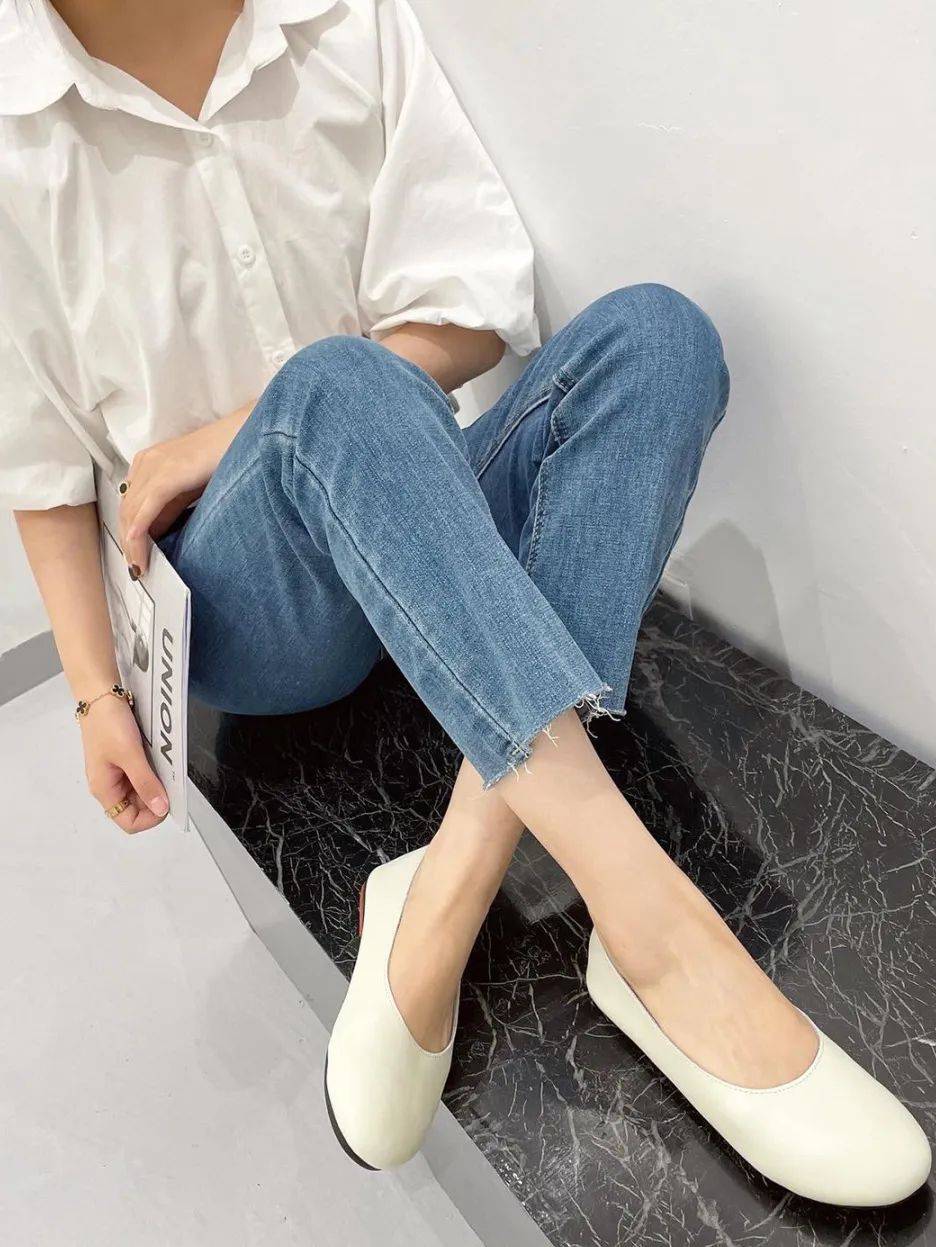 芭蕾 扔掉小白鞋,“牛仔裤+这双鞋”才是2022洋气穿搭!