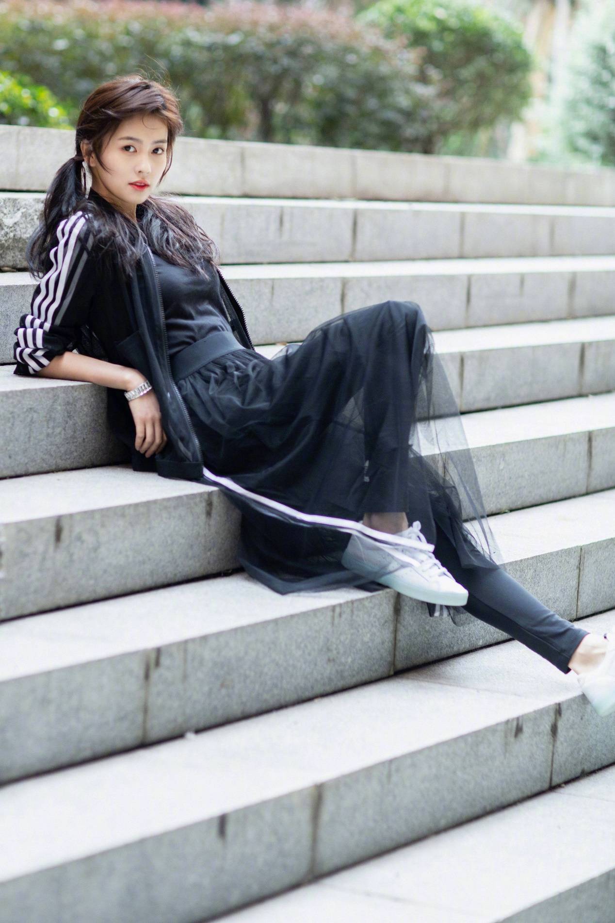 原创24岁白鹿新造型真精致黑色吊带星空裙展现妙曼身姿