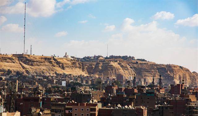 内罗毕是肯尼亚首都,面积684平方公里,人口350万.