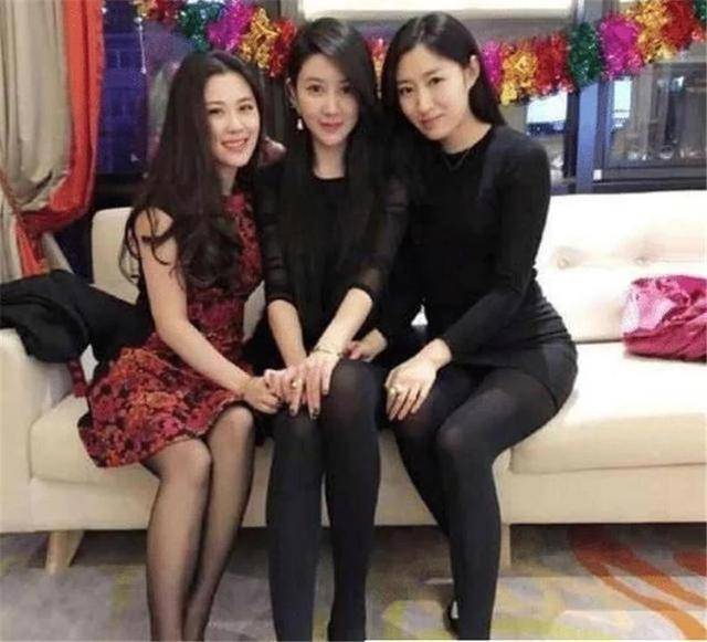 网友“最美母女合照”火了，妈和女儿平分秋色，网友：阿姨还缺女婿吗