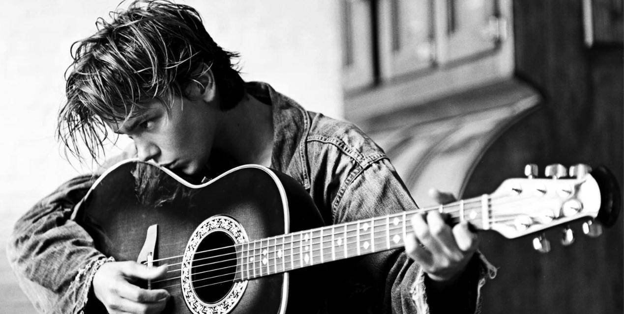 因为|神颜比肩德普小李子，却在23岁因为毒品见了死神…