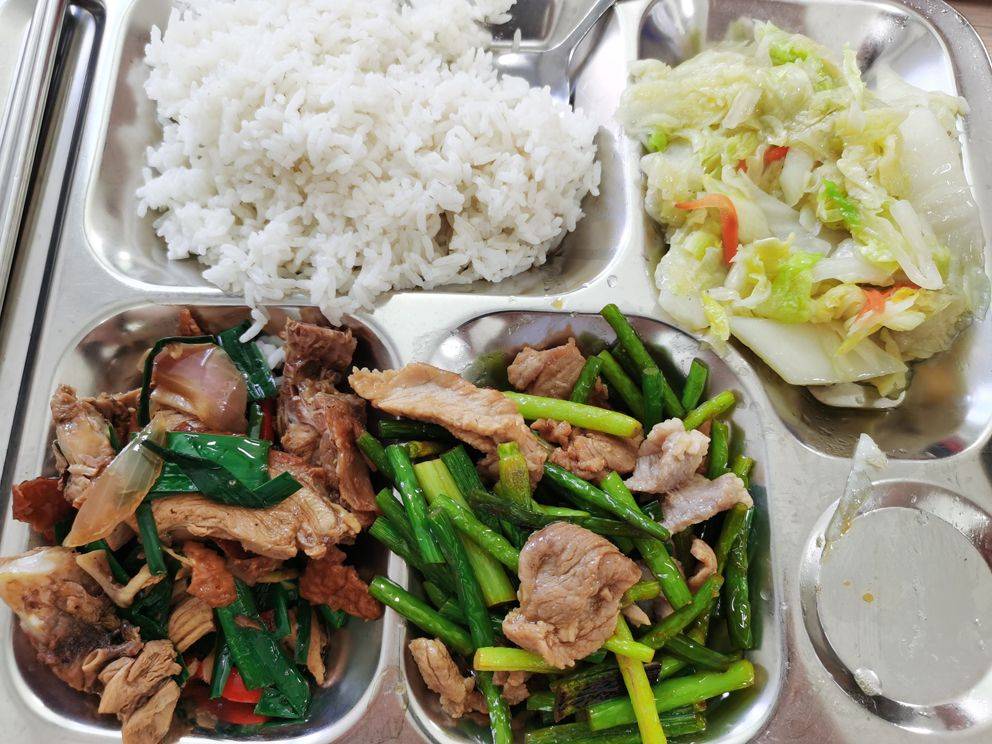 原创广东老师晒学校午餐照在朋友圈走红网友招人吗管吃就行