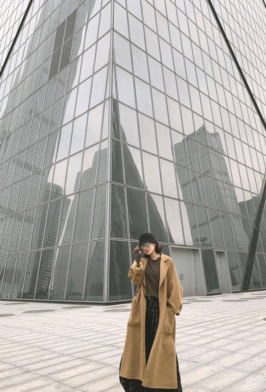 黑色 郭晓东夫妇走机场，42岁程丽莎一身夸张纱裙公主风，老公太接地气