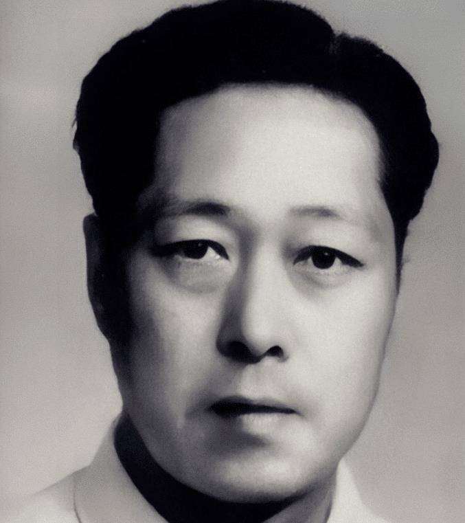 陈天国是当时一名年长秦怡十一岁,颇有名气的演员,也是当时不少女子