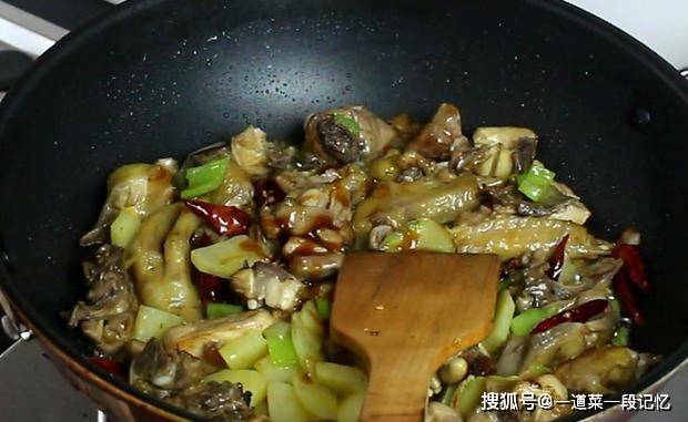 评价|半只公鸡切块,加上青椒土豆,朋友聚餐必备之选,成品一锅不够吃