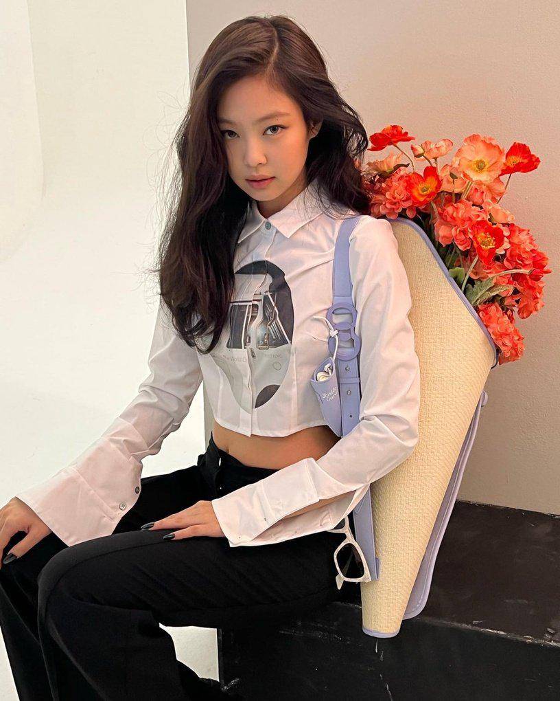 简风 外号“人间香奈儿”的Jennie，更爱极简风搭配，基础款穿得超时髦