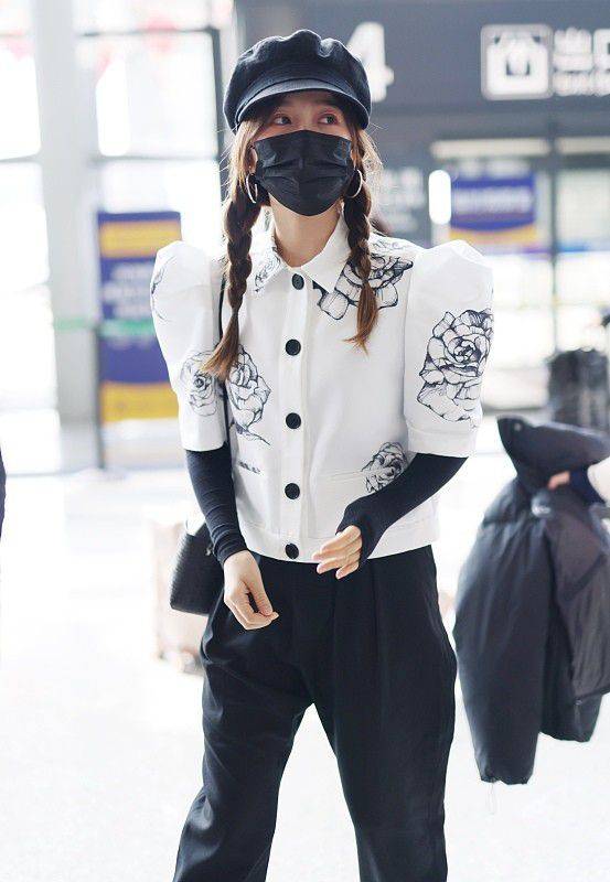 特征 虞书欣真的很有女团范,日常穿搭不普通,泡泡袖的衣服好时髦