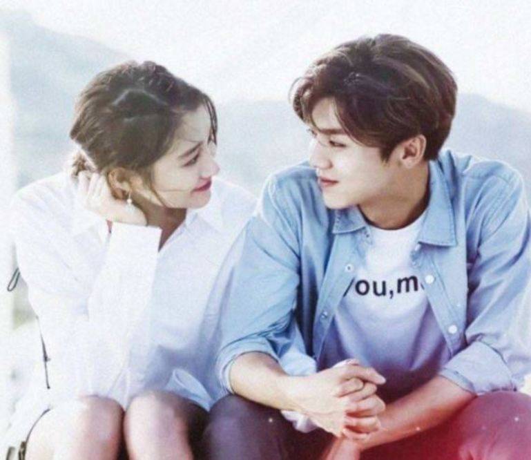 张小斐|关晓彤穿空姐服，一双大长腿太显眼，和张小斐同款坐姿更显迷人