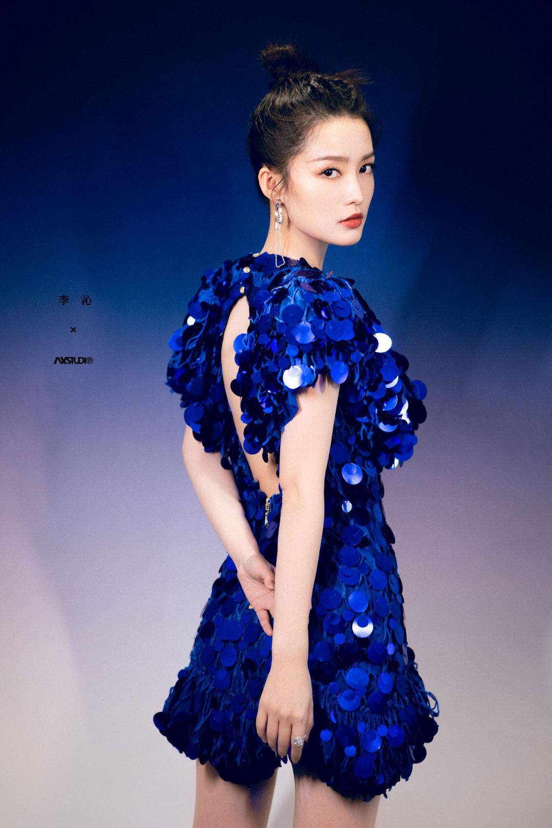 白莲花 李沁红蓝格短裙登台，轻盈“白莲花”沁心梦幻，喜气盈盈露甜笑