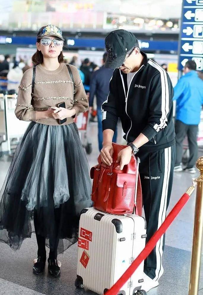黑色 郭晓东夫妇走机场，42岁程丽莎一身夸张纱裙公主风，老公太接地气