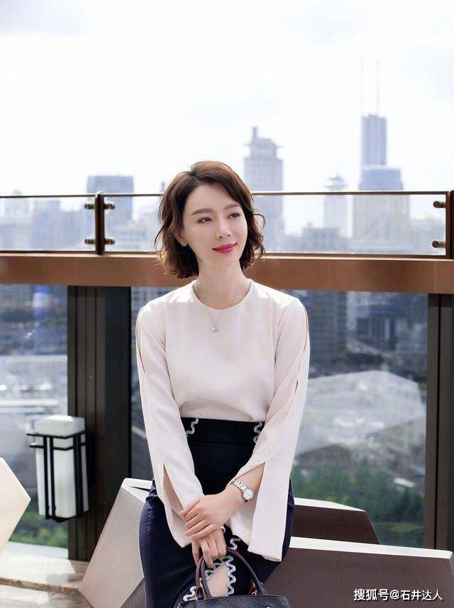卷发60岁郎平婚后换发型，短发烫卷慵懒有层次，气质温柔变成小女人