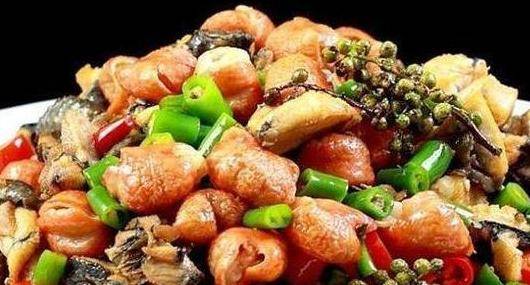 家常菜之尖椒肥肠鸡,保证你多吃几碗米饭._预处理_原料_公鸡