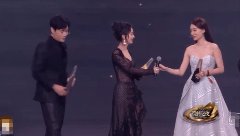 什么|给贾玲妈妈扫墓的张小斐，戳破了演艺圈多少伪神仙友情！