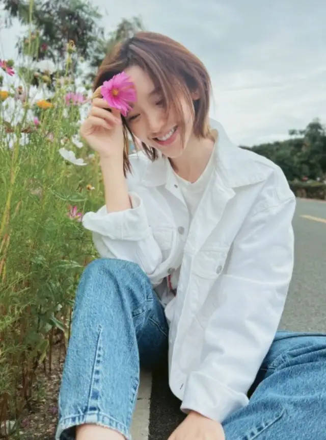 唐艺昕32岁唐艺昕晒素颜照，坐路边拍照不嫌脏，身材纤细笑容甜美