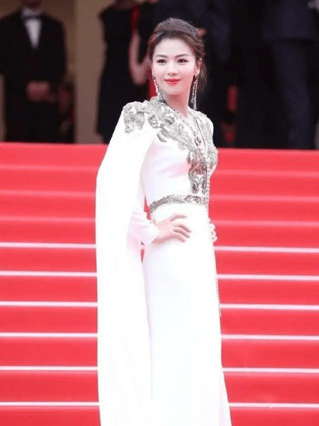 整体 刘涛美到国外，穿一身“树杈裙”优雅又吸睛，真给中国女星长脸