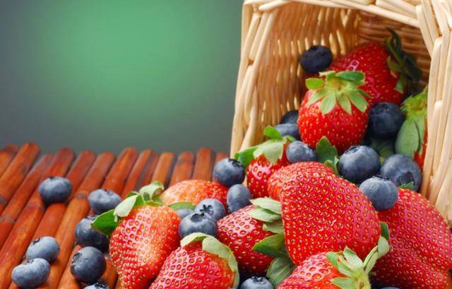 状态人体缺什么维生素会长白头发呢,如何防止白发出现?看完就明白了