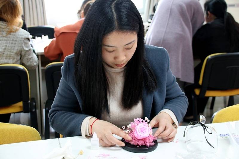 江津区几江街道桥南社区开展三八妇女节永生花diy活动