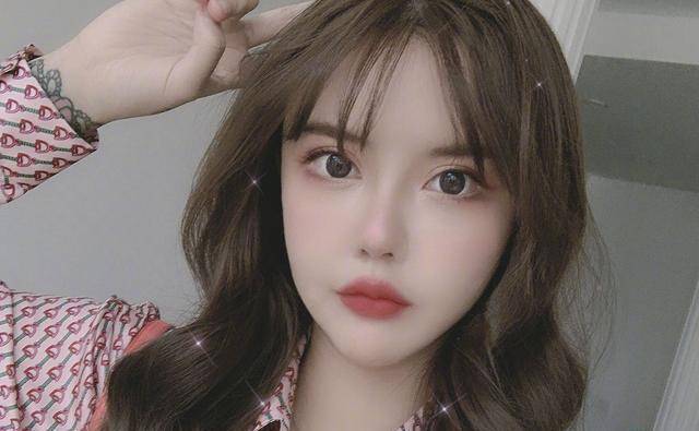 不过韩安冉几乎不避讳整容的话题,常常在公众平台上跟粉丝分享自己的整