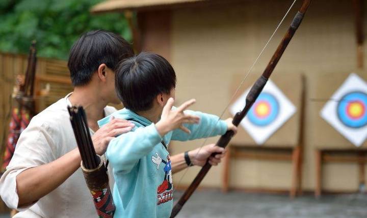 带着|幼儿园园长透露：那些上幼儿园不哭不闹的孩子，多来自这3种家庭