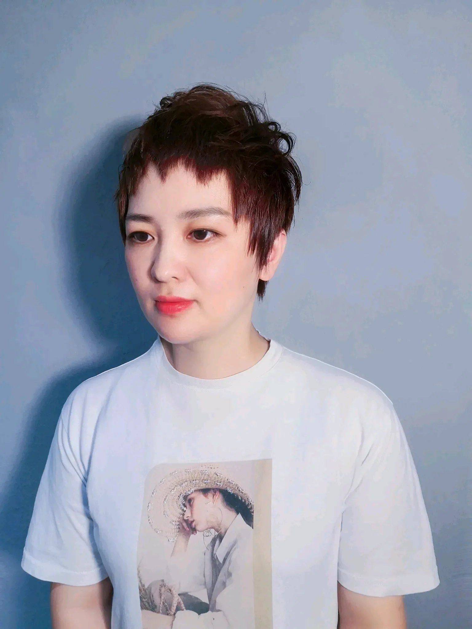 发型头发花白大姐做大卷,奔四奔五女性尝试个性短发,美到不敢相信