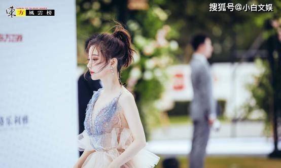 仙女 冯提莫驾驭红毯能力不一般，奖项拿到手软，综合实力不得不服