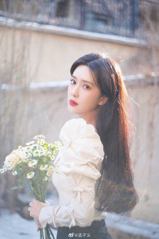 孟子义晒照清纯甜美似初恋,五官精致惹人爱,眼神撩人太圈粉_少女_美得