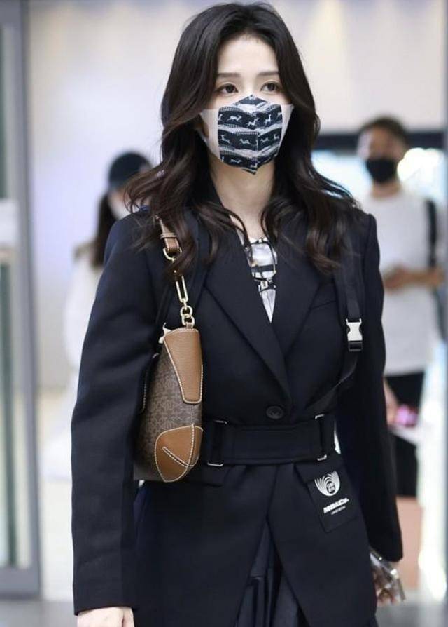 白鹿的身材真不错,上身御姐西装配下身萌妹短裙,太会穿搭了_造型_黑色