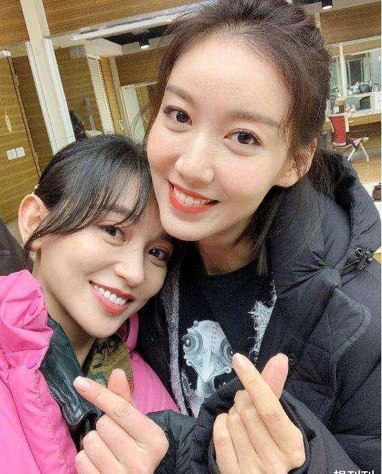 单眼皮内娱最假双眼皮PK，就差割到脑门了，生怕别人看不出是割的？