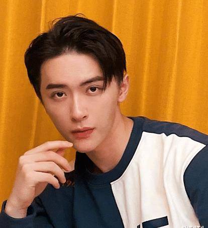 单眼皮内娱最假双眼皮PK，就差割到脑门了，生怕别人看不出是割的？