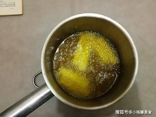 糖汁|教你做创意小零食，1碗面粉，2个鸡蛋，锅里一炸，比蛋糕都好吃