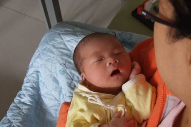 宝宝几个月会笑会反应 2353eb78b6874f6fb96a4fff469477e4.jpeg