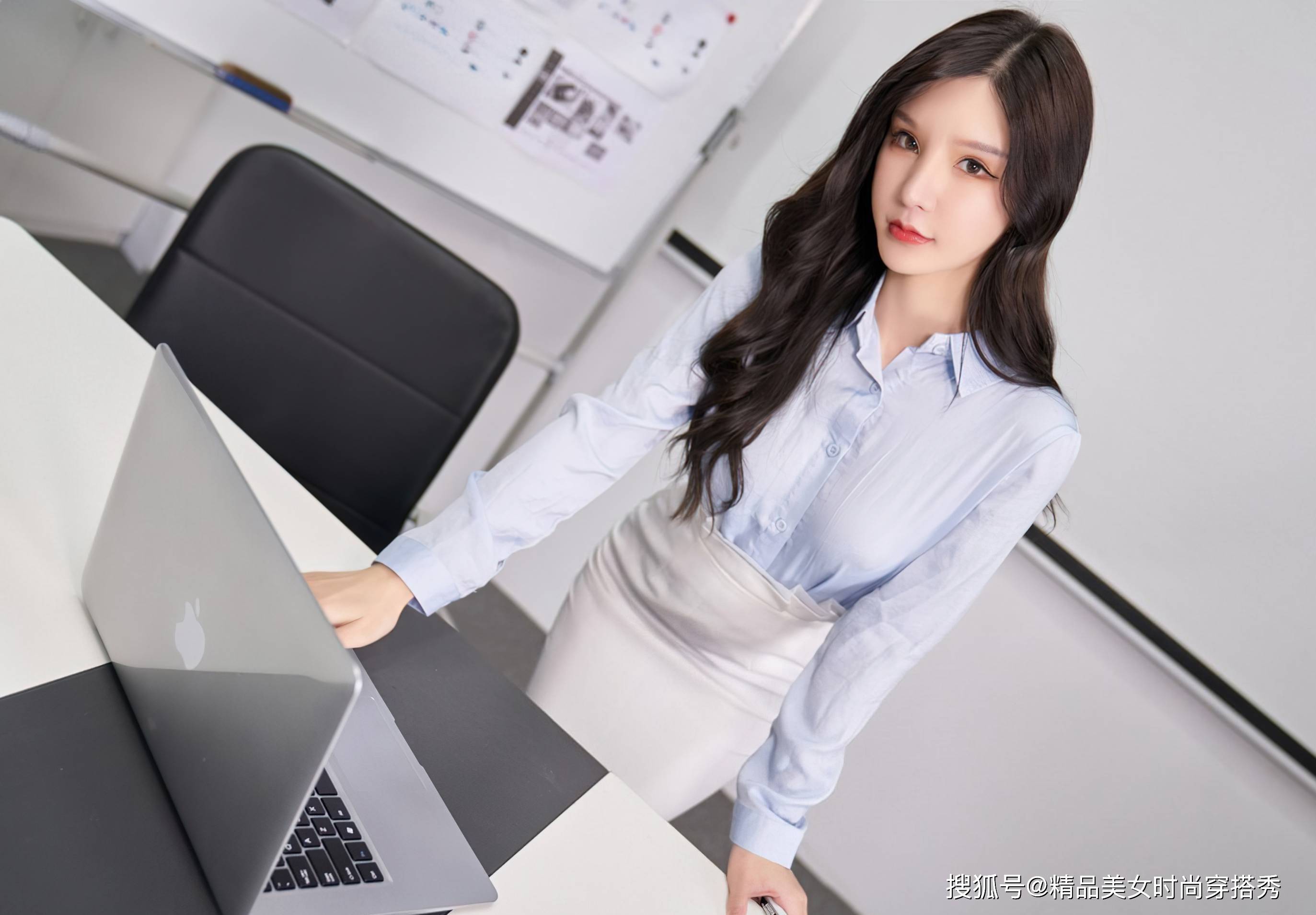 简约却又不失韵味的气质穿搭,女人味十足,打破了职场上的严肃感,随意