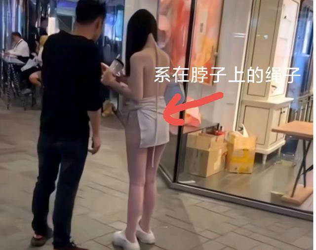 个性 女子穿着火辣与男友逛街，脖子上系根绳引争议，网友：欣赏不来