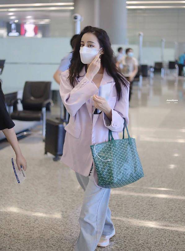 韩系 都说迪丽热巴生得一双好腿，当她穿直筒裤走机场：与助理对比太明显
