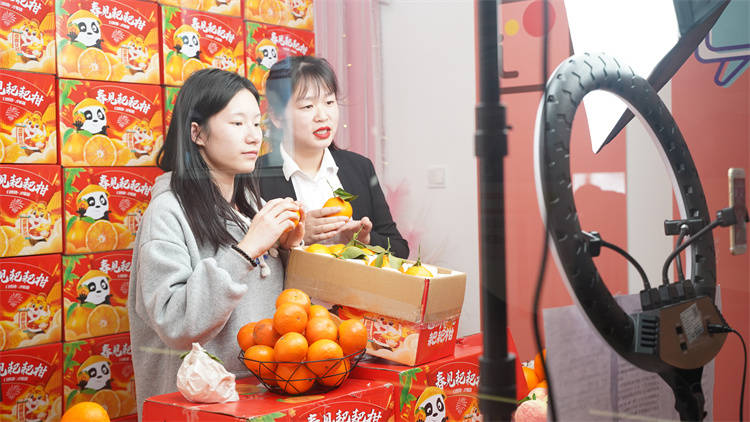 电商专业学生电商直播实训活动如火如荼开展中