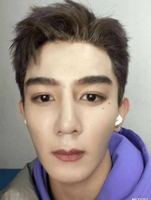 单眼皮内娱最假双眼皮PK，就差割到脑门了，生怕别人看不出是割的？