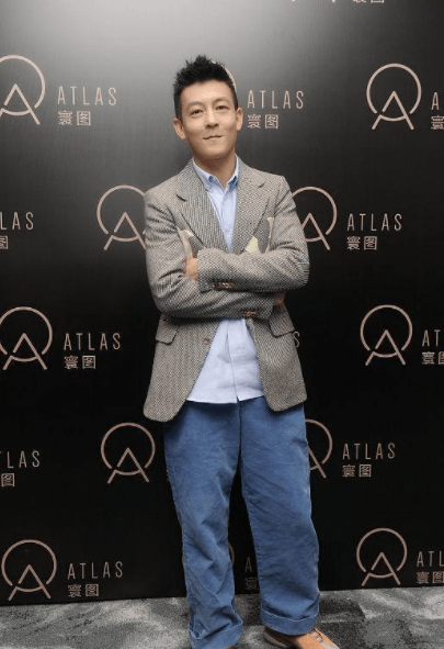 皱纹|陈冠希活动近照流出，西装配牛仔裤依然痞帅，但脸上皱纹很显憔悴