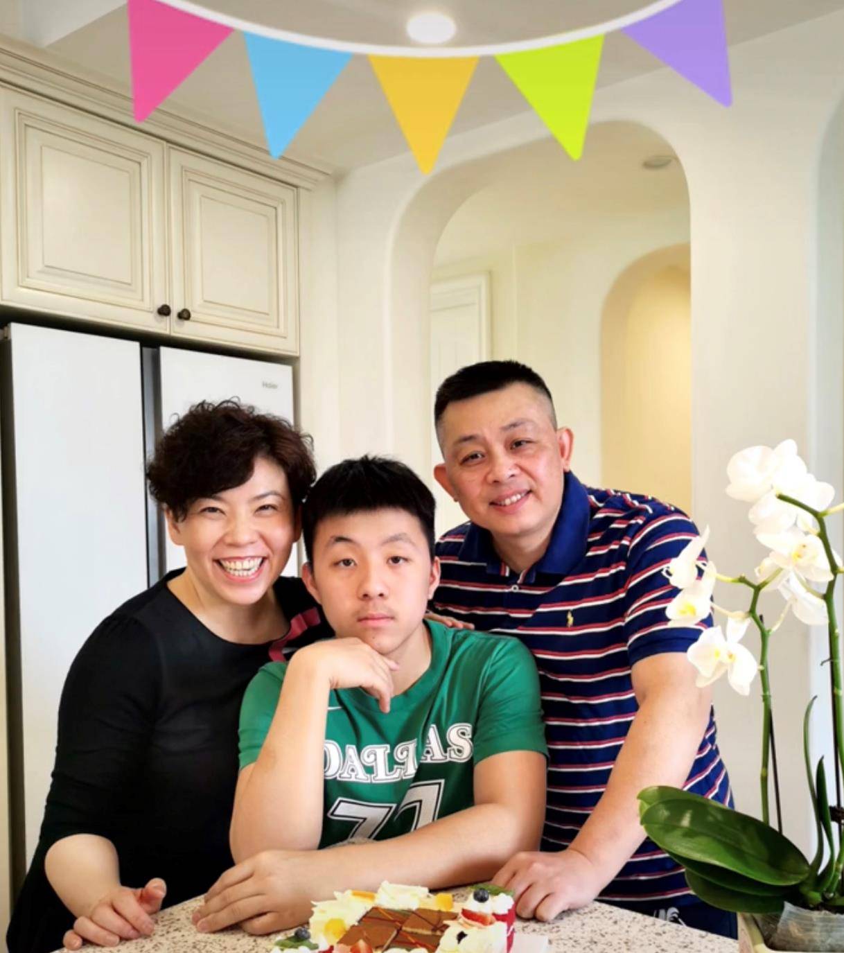 16岁儿子身材魁梧,长相成熟似许昕_林涵铭_乒乓球桌_生日