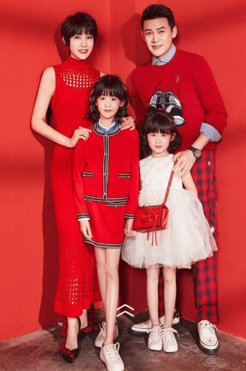 鲍蕾 陆毅跟妻女的合照，一家人共用一张脸，俩女儿的大长腿好抢镜