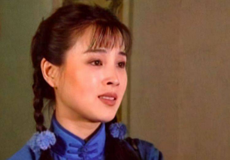 同年,她参演了《京都纪事》,青涩单纯的女学生形象,得到了无数观众的