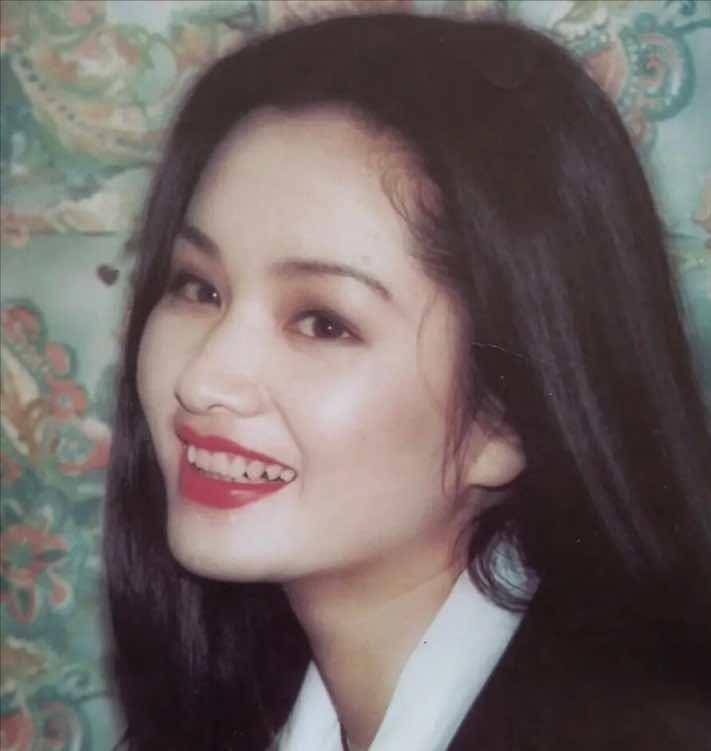 50岁李亚鹏再当爹,陪小女友产检好事将近,王菲为何难进谢家大门