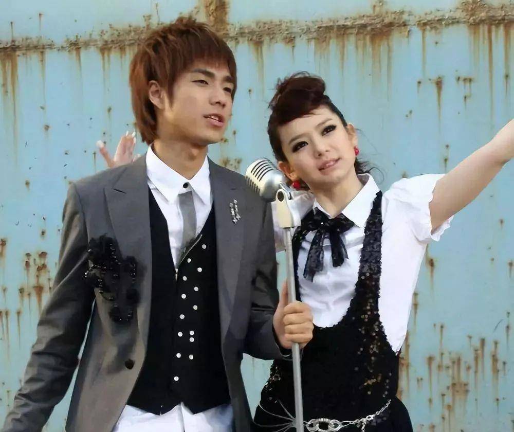 2007年,戚薇和袁成杰搭档组成男才女貌组合出道,正式开启歌手之路