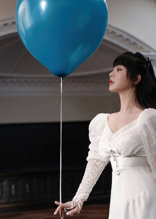 经典 被杨紫的“女王”造型惊艳到了,穿拼色开叉裙,露出大长腿好撩